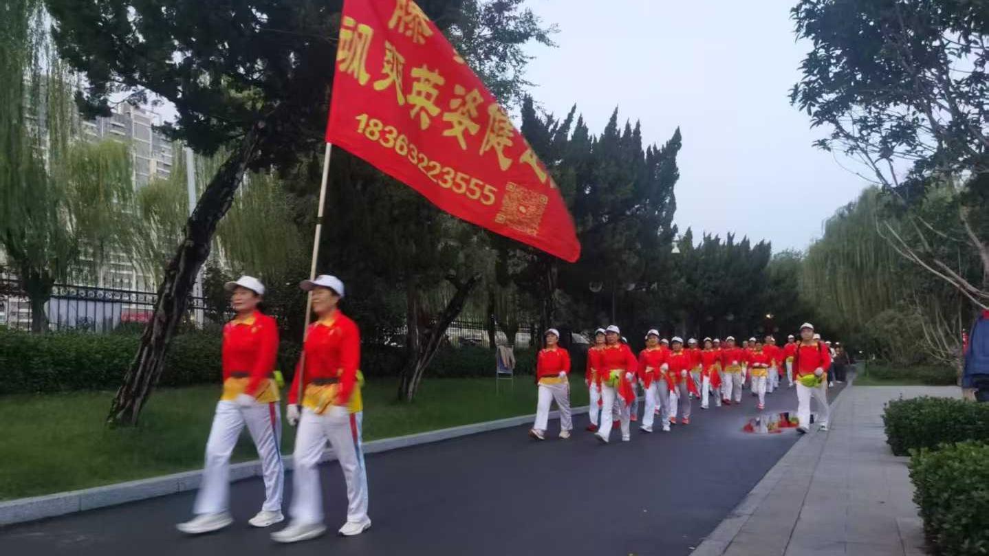 飒爽英姿健走团2.jpg