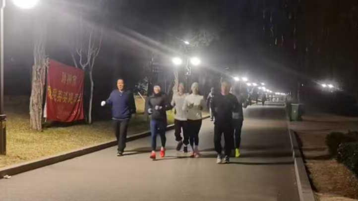 滕州梁师傅公园晨跑队2.jpg