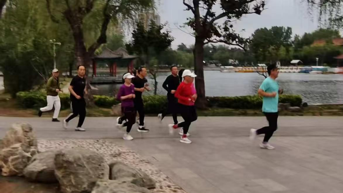 滕州梁师傅公园晨跑队3.jpg