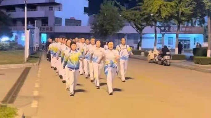 体育中心健走队2.jpg