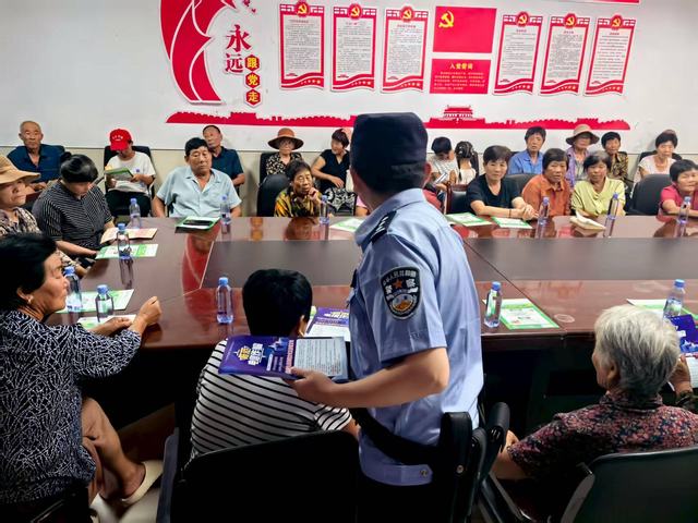 8月13日刘村巡逻期间开展反诈宣传工作.jpg