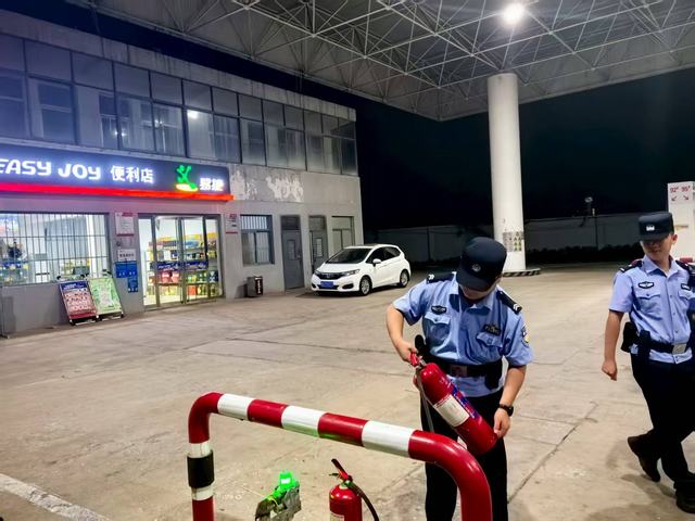 9月2日巡逻期间开展加油站安全检查.jpg