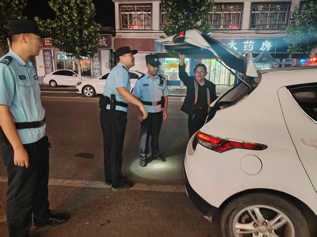 9月18日在商业街开展巡逻工作.jpg