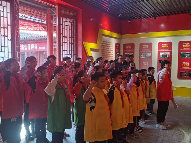 2022年10月13日请党放心,强国有我”——柴胡店镇中心小学少先队员代表十间楼红色教育馆学习.jpg