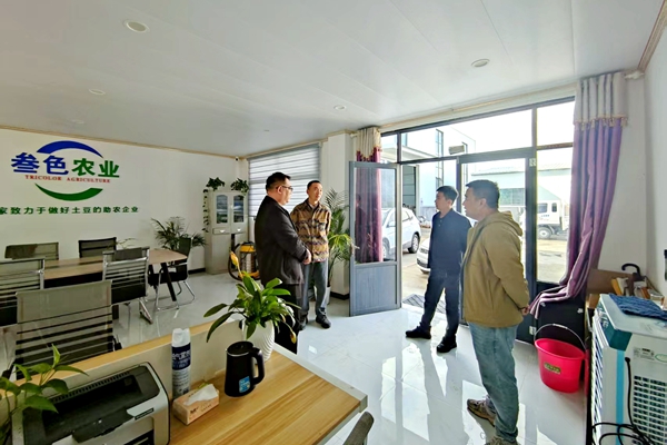3高镇长陪同市农村经济事务中心韩主任和多乐同城商家到参色农业公司调研.jpg