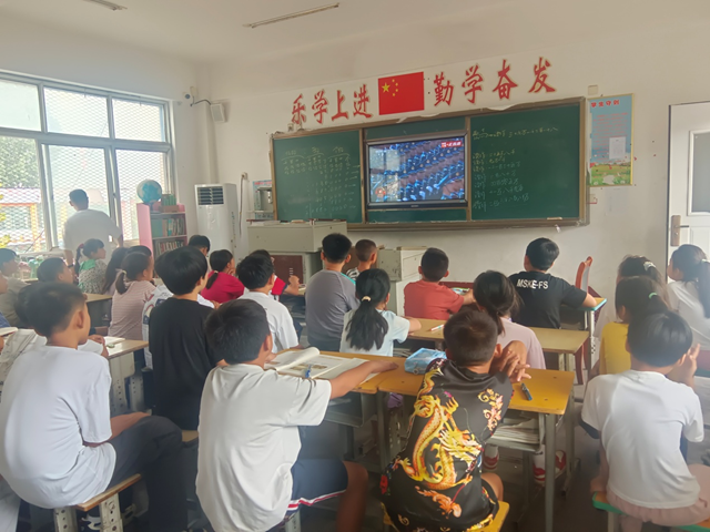 组织师生收看“九三”大阅兵1.png