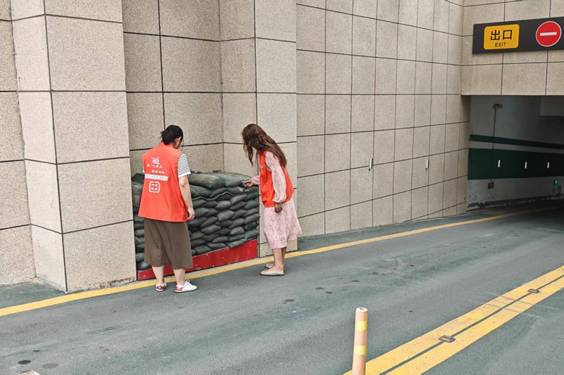东新片区信华社区开展防汛巡查1_副本.jpg