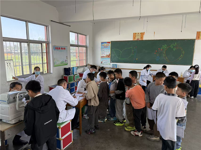 “万名医护进乡村”活动——助力龙阳镇卫生院开展中小学健康查体工作(1).jpg