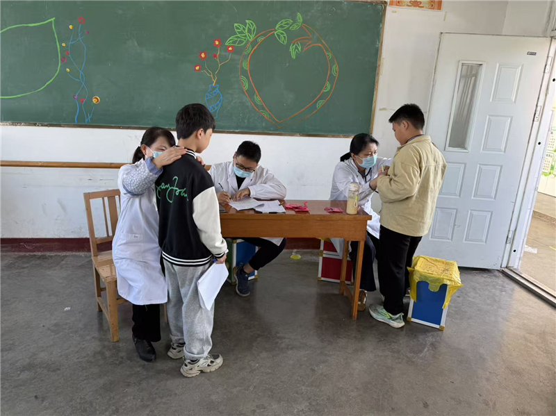 “万名医护进乡村”活动——助力龙阳镇卫生院开展中小学健康查体工作(3).jpg