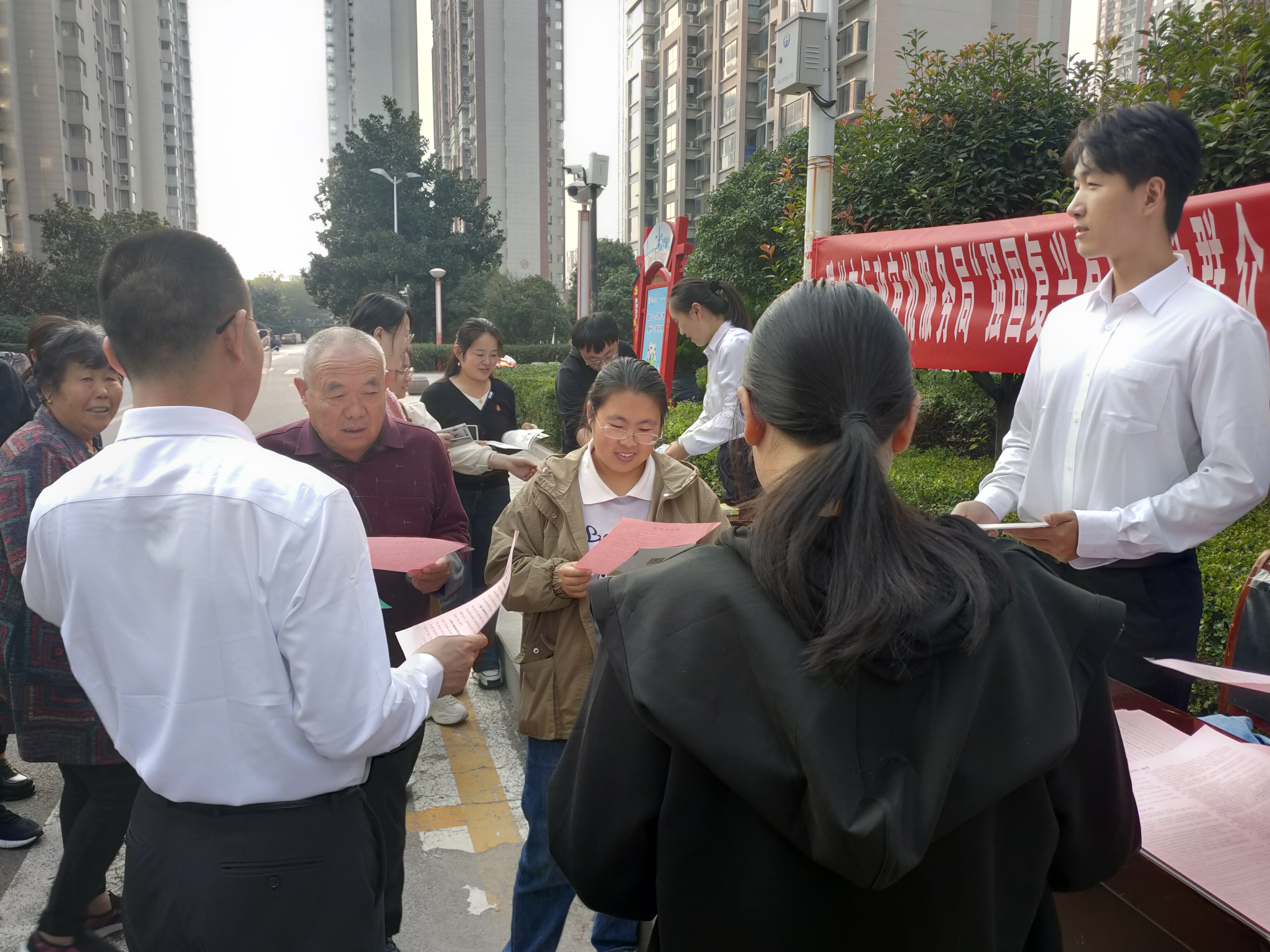 20231011“强国复兴有我 我为群众办实事”政务服务进社区活动03.jpg